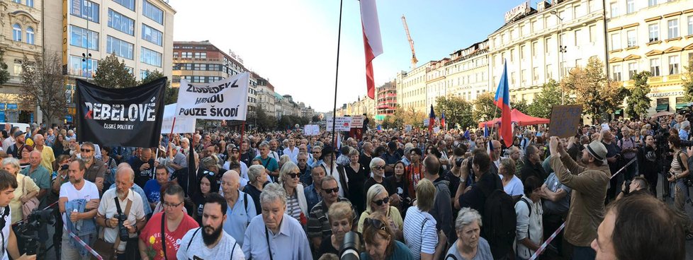 Lidé zaplnili Václavské náměstí, připomínají i srpnové události roku 1968 a 1969 a aktuální problémy.