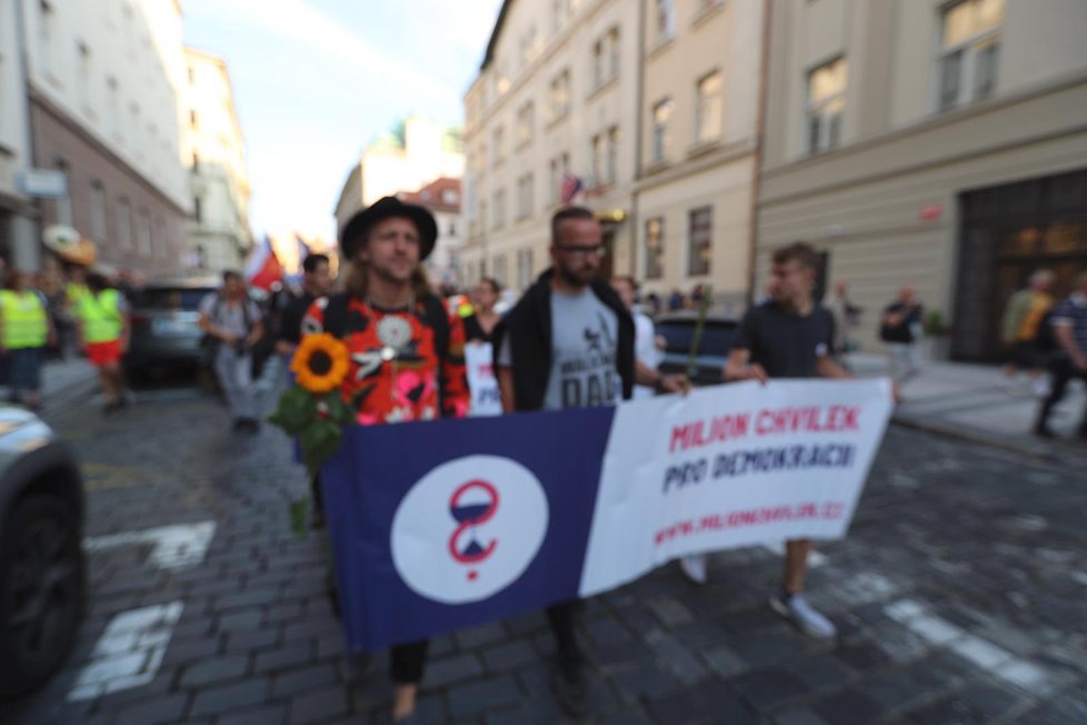 Z Václavského náměstí vyrazil pochod, který pořádá spolek Milion chvilek na Hradčnaské náměstí. Cestou připomínal oběti sovětské okupace.