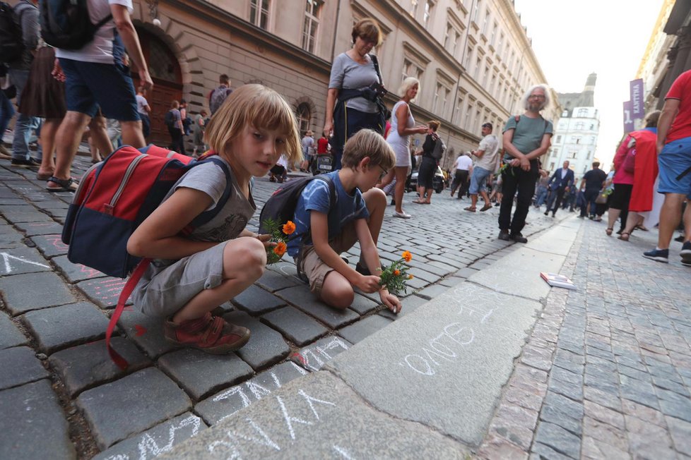 Z Václavského náměstí vyrazil pochod, který pořádá spolek Milion chvilek na Hradčnaské náměstí. Cestou připomínal oběti sovětské okupace.