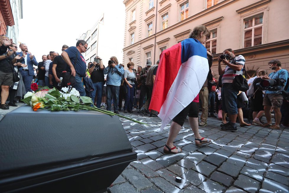 Z Václavského náměstí vyrazil pochod, který pořádá spolek Milion chvilek na Hradčnaské náměstí. Cestou připomínal oběti sovětské okupace.