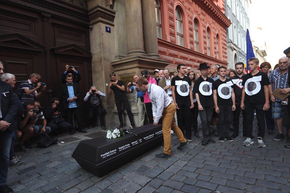 Z Václavského náměstí vyrazil pochod, který pořádá spolek Milion chvilek na Hradčnaské náměstí. Cestou připomínal oběti sovětské okupace.