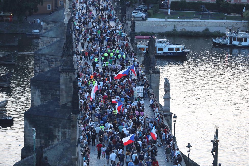 Podle pořadatelů ze spolku Milion chvilek pro demokracii Prahou prošlo k připomínce obětí 21. srpna 1969 10.000 lidí.