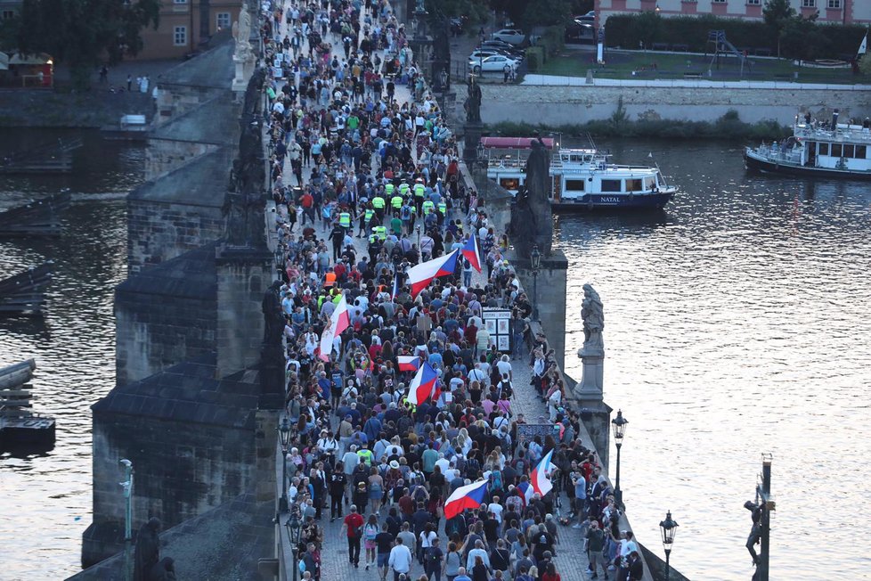 Podle pořadatelů ze spolku Milion chvilek pro demokracii Prahou prošlo k připomínce obětí 21. srpna 1969 10.000 lidí.