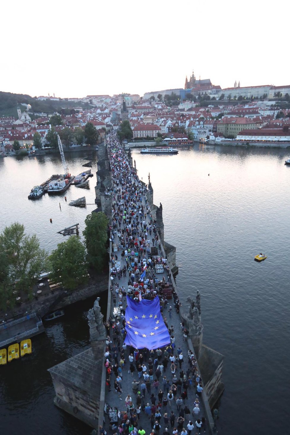 Podle pořadatelů ze spolku Milion chvilek pro demokracii Prahou prošlo k připomínce obětí 21. srpna 1969 10.000 lidí.