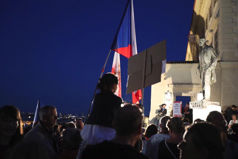 Podle pořadatelů ze spolku Milion chvilek pro demokracii Prahou prošlo k připomínce obětí 21. srpna 1969 10.000 lidí.