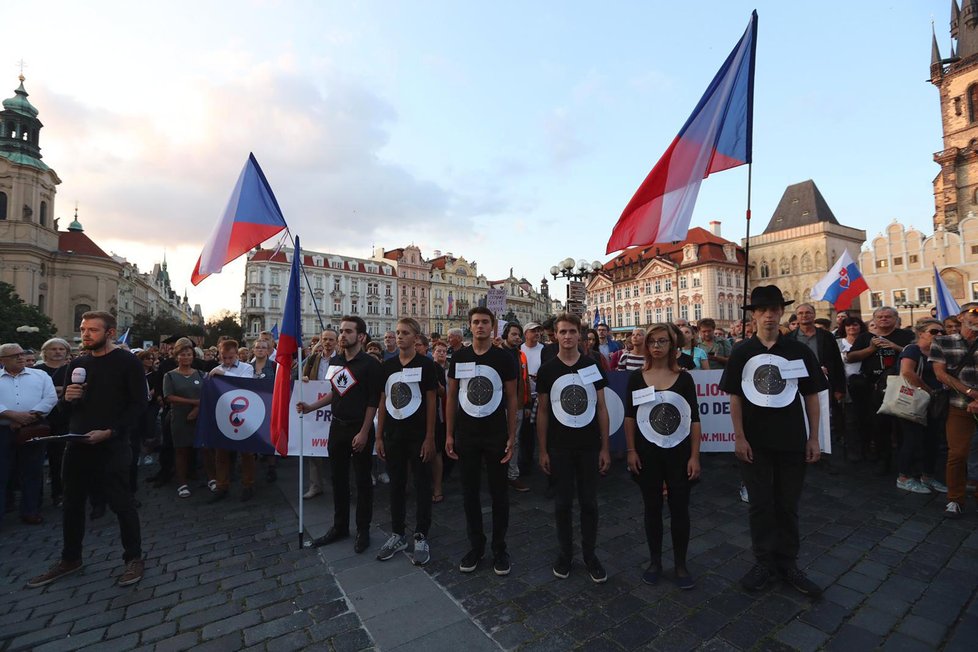 Podle pořadatelů ze spolku Milion chvilek pro demokracii Prahou prošlo k připomínce obětí 21. srpna 1969 10.000 lidí.