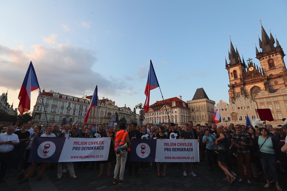 Podle pořadatelů ze spolku Milion chvilek pro demokracii Prahou prošlo k připomínce obětí 21. srpna 1969 10.000 lidí.