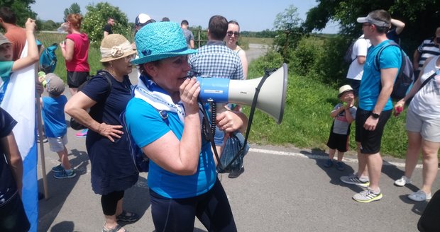 Několik tisíc lidí se v červnu vydalo na protestní pochody proti těžbě štěrku u Moravského Písku. Největší dav vyšel z Veselí nad Moravou.