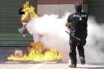 Francouzská učitelka matematiky se pokusila na školním dvoře upálit - ilustrační foto