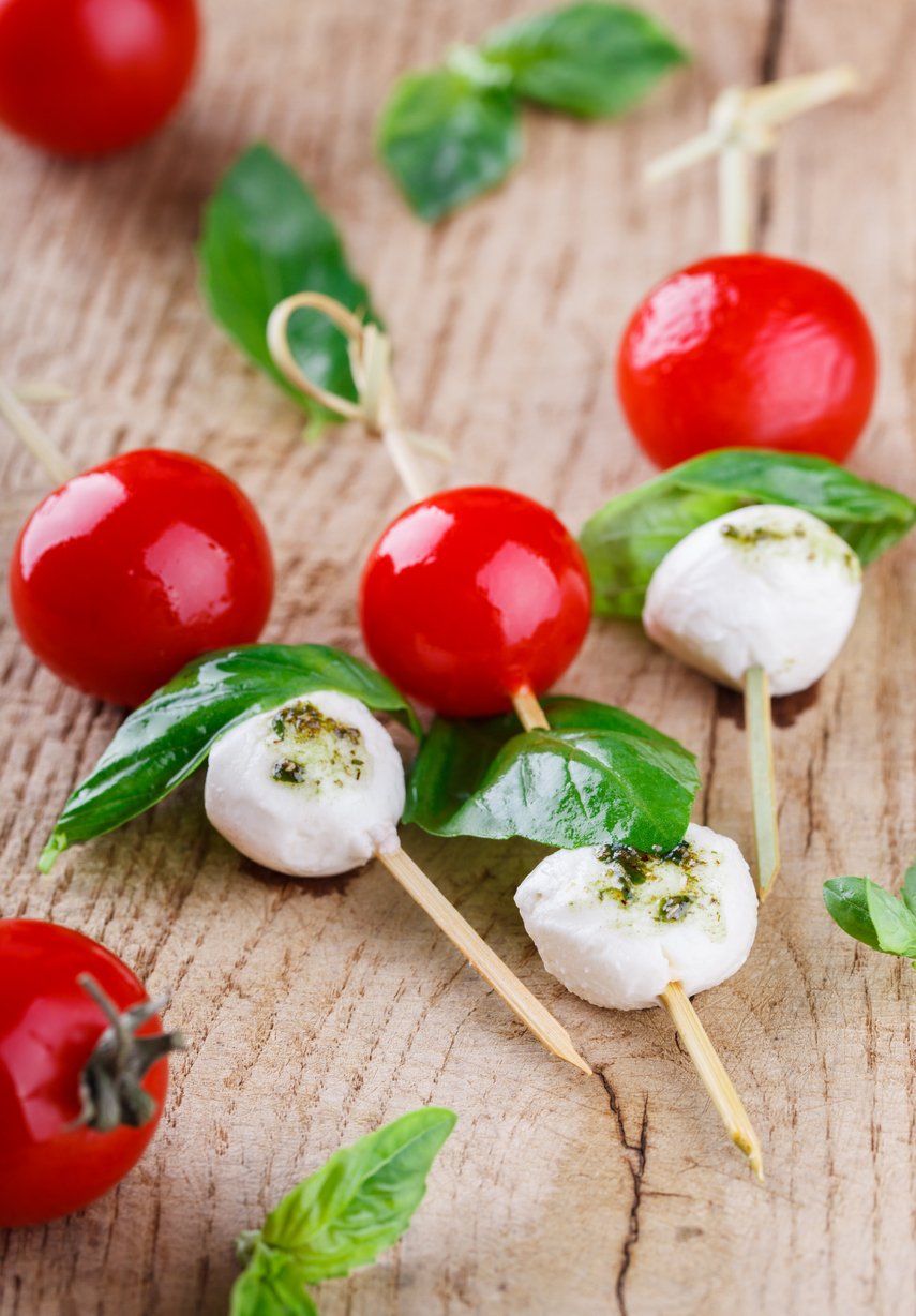 Mozzarella s rajčaty jako špíz je skvělé zobání, zapečené i zasyrova