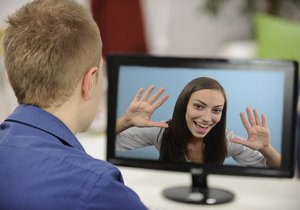 Mějte přehled o tom, s kým a o čem se vaše dítě baví