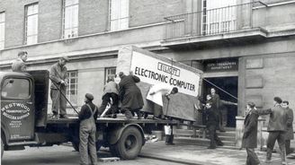 Fotografie dne: Počítač pro městskou pokladnu byl v roce 1957 obrovský, přivezl ho náklaďák