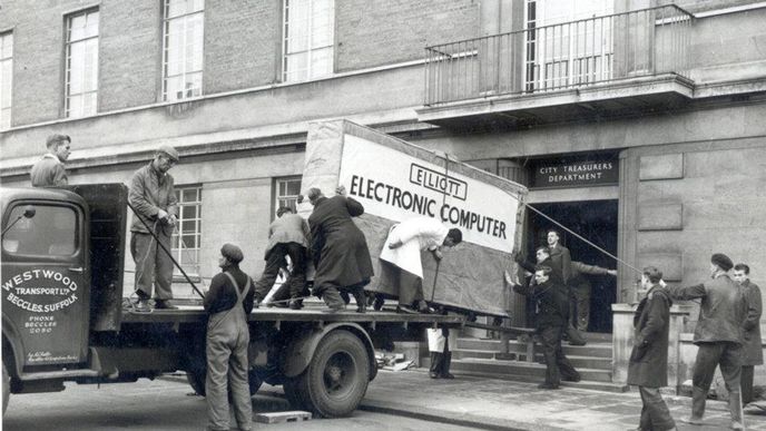 Počítač pro městskou pokladnu byl v roce 1957 obrovský, přivezl ho náklaďák