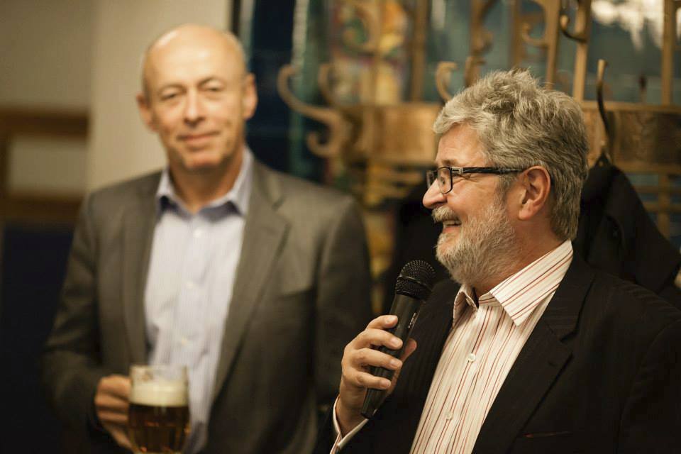 Jeden ze zakladatelů Eduard Kučera (vpravo) na setkání zaměstnanců v pražské Měšťanské besedě