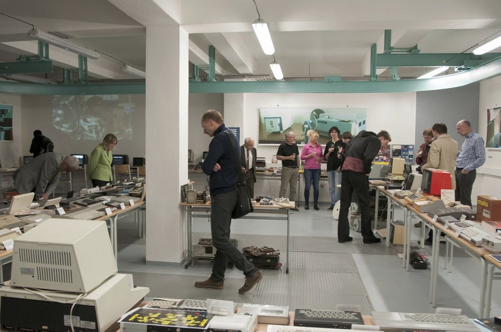 Výstava Století informace – počítačový svět. Návštěvníci si zde budou moci prohlédnout >>kamenné<< počítače až ze 70. let minulého století.