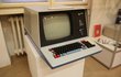 1983 Videoterminál Tesla CM 7202. Na výstavě najdete pouze monitor s klávesnicí. Váží až 35 kg! Centrální počítač a datová jednotka sestavy by svým objemem nejspíš zabraly celou místnost. Výroba videoterminálu začala v roce 1983.