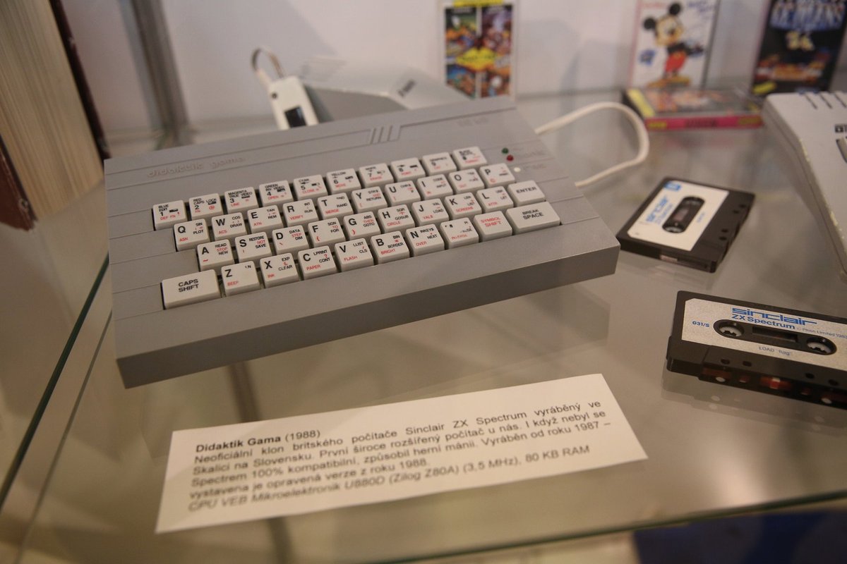 1987 Československý Didaktik Gama. Neoficiální kopie britského počítače Sinclair ZX Spectrum vyráběný výrobním družstvem Didaktik Skalica na Slovensku. První široce rozšířený počítač u nás.