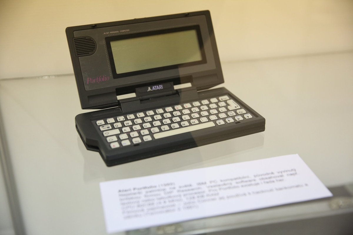 1989 Nejstarší palmtop Atari Portfolio. Nejstarší palmtop na světě z roku 1989, na kterém se nejčastěji pracovalo. Pro tento počítač existuje i řada her. Dokonce se objevil i ve známém filmu Terminátor 2, kdy ho John Conner používal k hacknutí bankomatu a zámku.