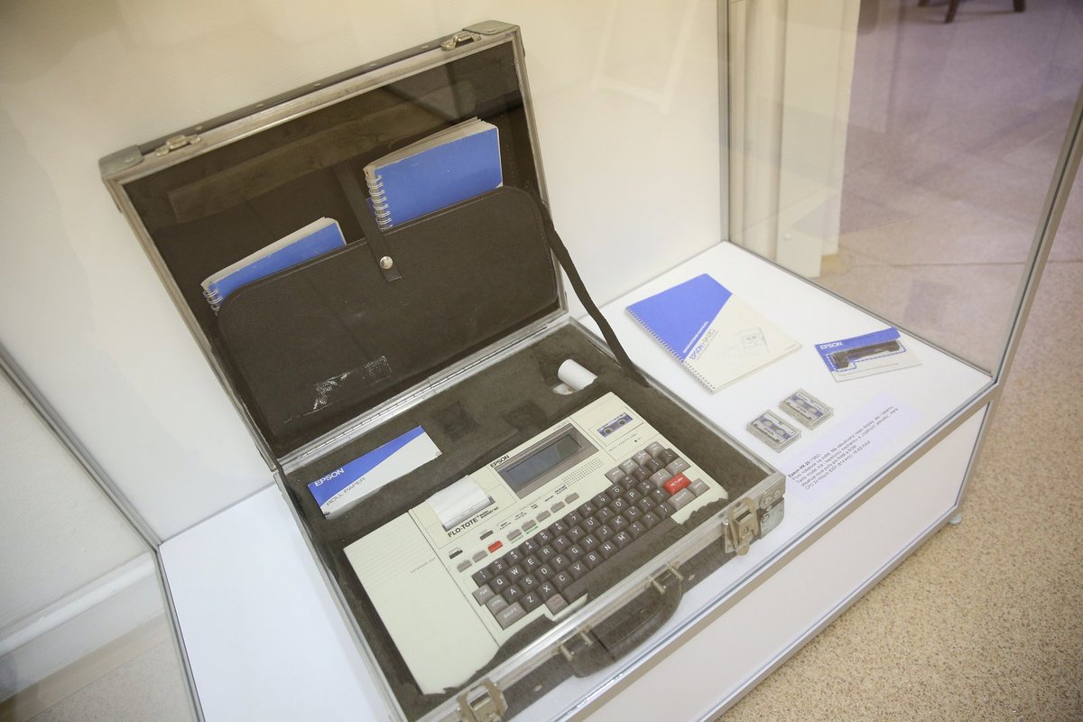 1981  První notebook na světě Epson HX 20. Je to 35 let, co přišel na trh první notebook. Čtyřřádkový displej, tiskárna, 32 KB paměti, nabíjecí akumulátor s výdrží až 50 hodin. To vše za 30 tisíc Kčs. Pro srovnání – auto Škoda 105 L stála v roce 1985 58 200 Kčs.