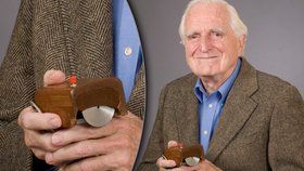 Engelbart se svým nejznámějším vynálezem, dřevěnou počítačovou myší