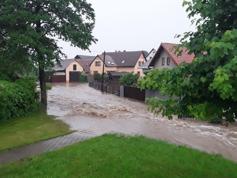 V obci Počítky přívalová voda pronikla i do ulic obce. (14. 6. 2020)