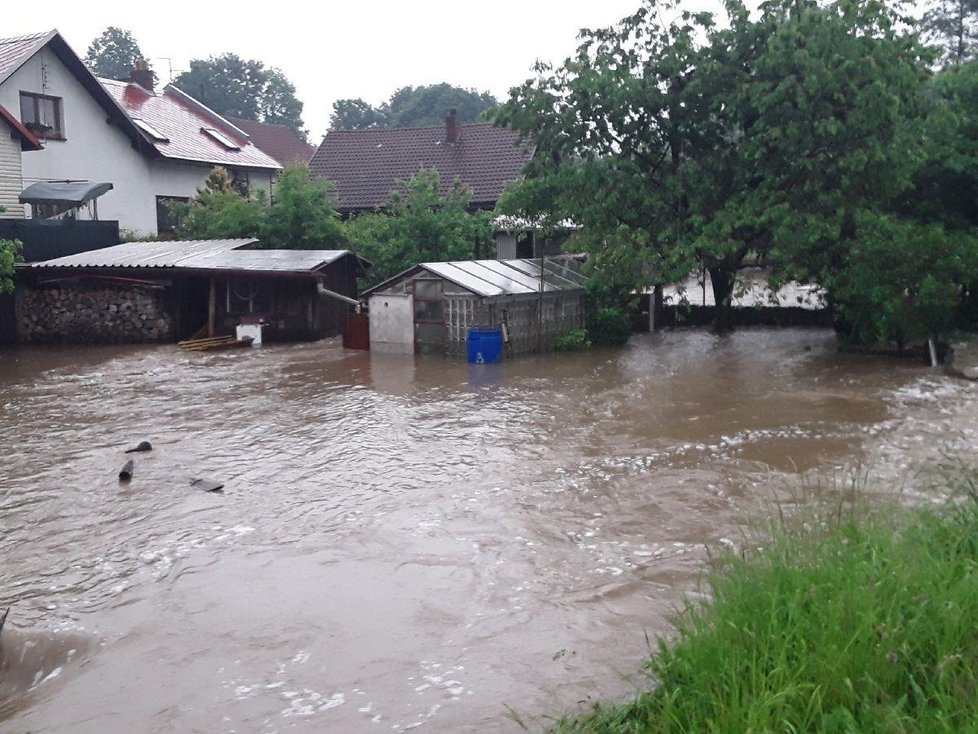 V obci Počítky přívalová voda pronikla i do ulic obce. (14. 6. 2020)