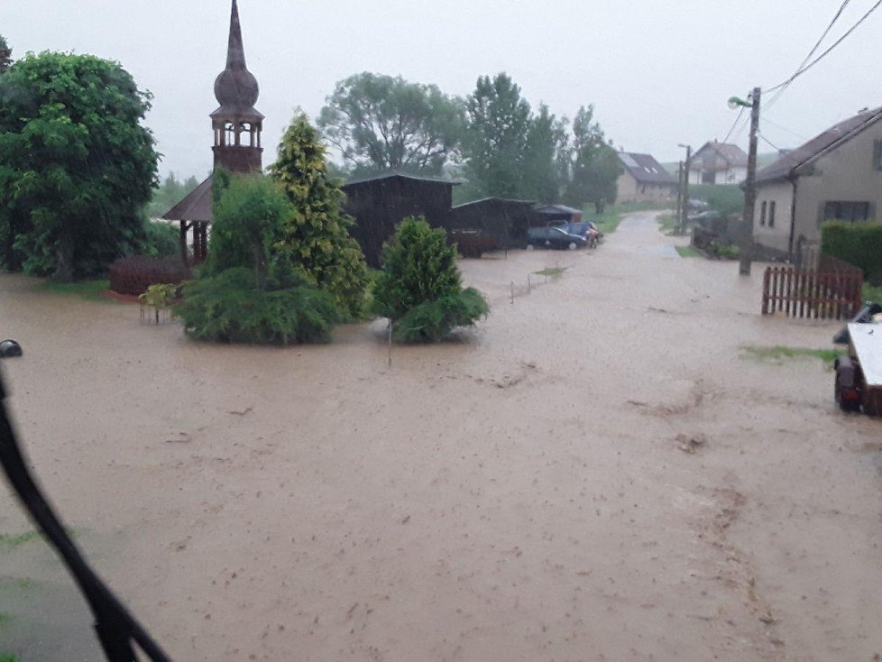 V obci Počítky přívalová voda pronikla i do ulic obce. (14. 6. 2020)