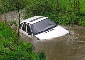 Seniorka (73) se snažila přejet brod rozvodněného potoka v Radnicích na Rokycansku, auto strhl proud.