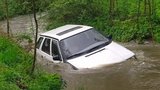 Důchodkyně chtěla autem přejet rozvodněný potok u Rokycan: Strhl ji silný proud