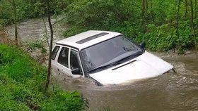 Seniorka (73) se snažila přejet brod rozvodněného potoka v Radnicích na Rokycansku, auto strhl proud.