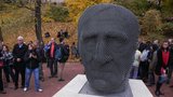 Básník Skácel shlíží na Brno: Sochař vytvořil jeho tvář z tisíců ocelových trubek