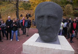 Pocta Janu Skácelovi. Jeho dvoumetrovou tvář vytvořil sochař Jiří Sobotka z 4500 ocelových trubek.