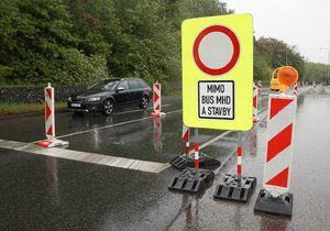 Zhruba na tři měsíce se zcela uzavře silnice spojující Dubeček, Uhříněves a Netluky. (ilustrační foto)