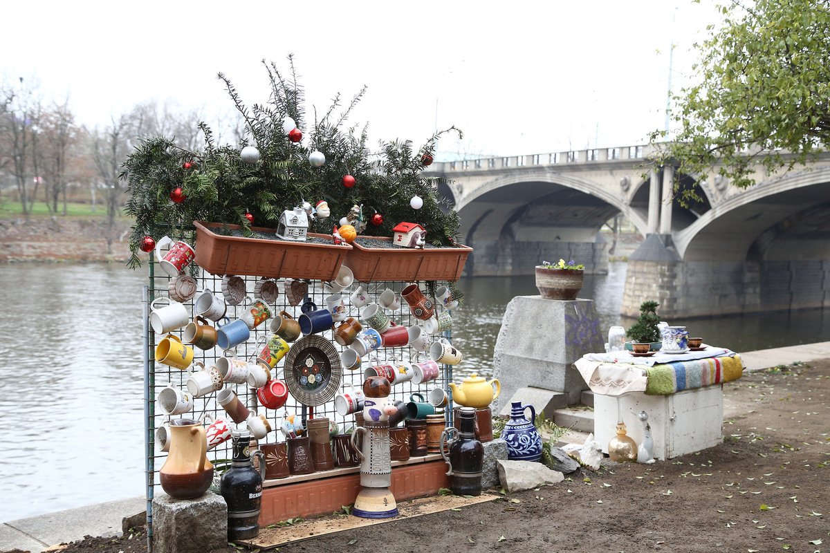 Vánoční výzdoba pod mostem.