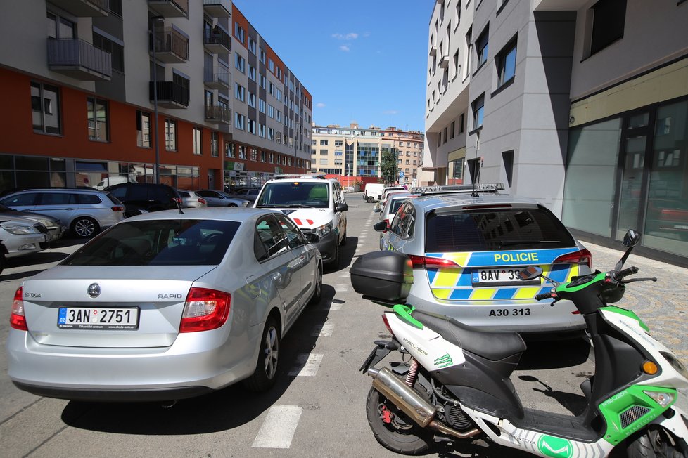 Ve vršovické ulici Pod Soutratím zemřel muž (19 let). Okolnostmi úmrtí se zabývají kriminalisté. (7. srpen 2022)