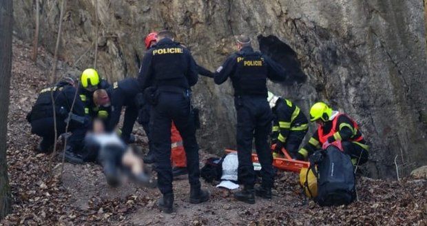 Neštěstí na Bílou sobotu: V Hlubočepích zlézal muž skálu (37), kus se s ním utrhl a dopadl na něj