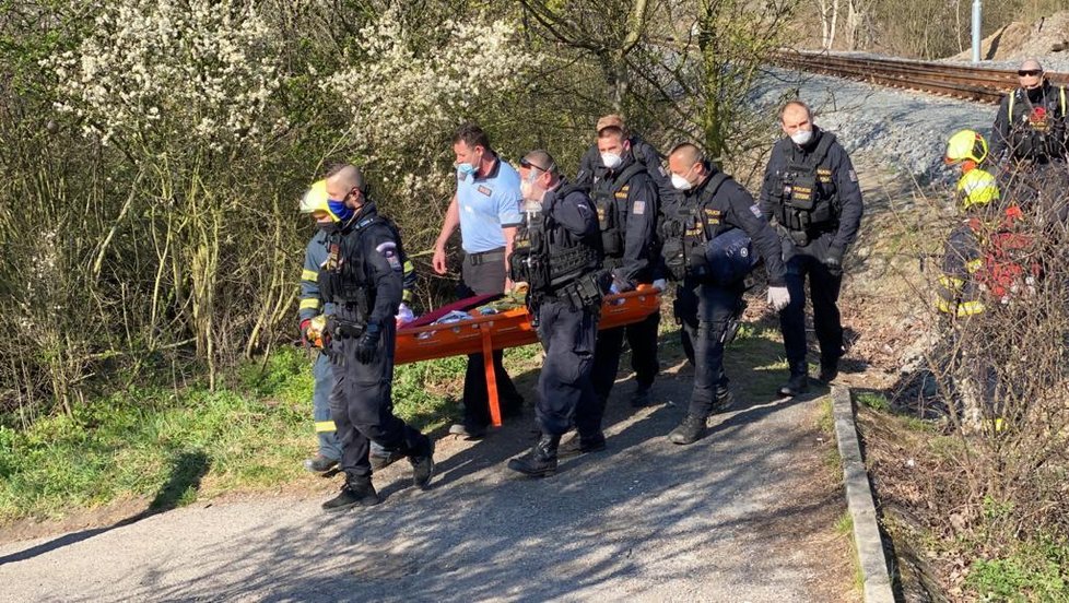 11. duben 2020: Na 37letého muže spadl v Hlubočepích kus skály.