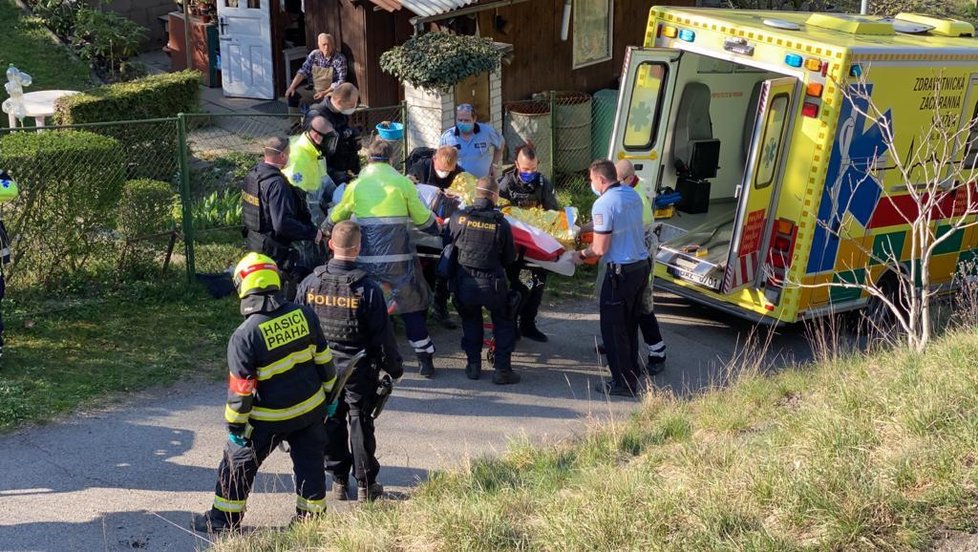 11. duben 2020: Na 37letého muže spadl v Hlubočepích kus skály.