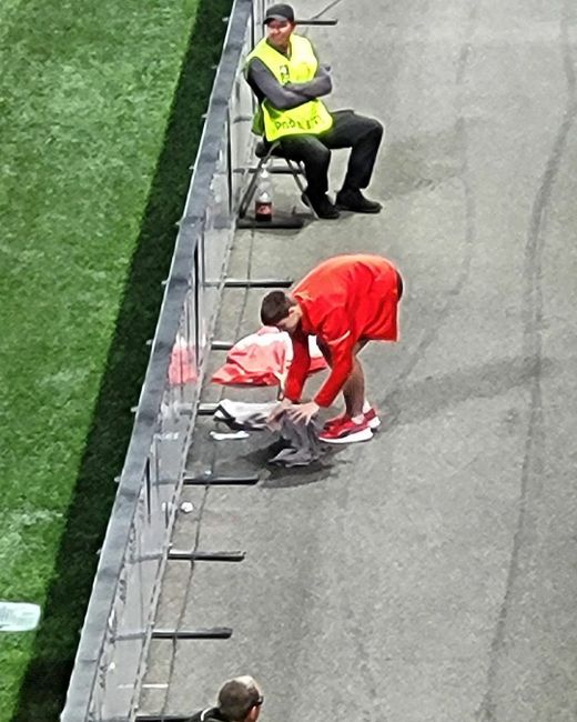 Slávistický podavač schválně namáčel míče před vhazováním, aby sparťanský hráčům prokluzovaly v ruce… Slávistický podavač schválně namáčel míče před vhazováním, aby sparťanský hráčům prokluzovaly v ruce…