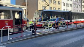 V Podbabě došlo k lidskému neštěstí. Seniora srazila tramvaj, zraněním bohužel podlehl. (15. srpen 2023)