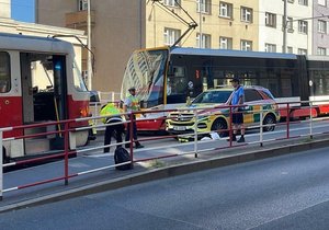 V Podbabě došlo k lidskému neštěstí. Seniora srazila tramvaj, zraněním bohužel podlehl. (15. srpen 2023)