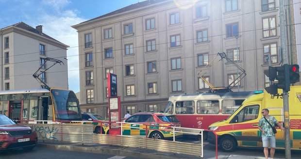 V Podbabě došlo k lidskému neštěstí. Seniora srazila tramvaj, zraněním bohužel podlehl. (15. srpen 2023)