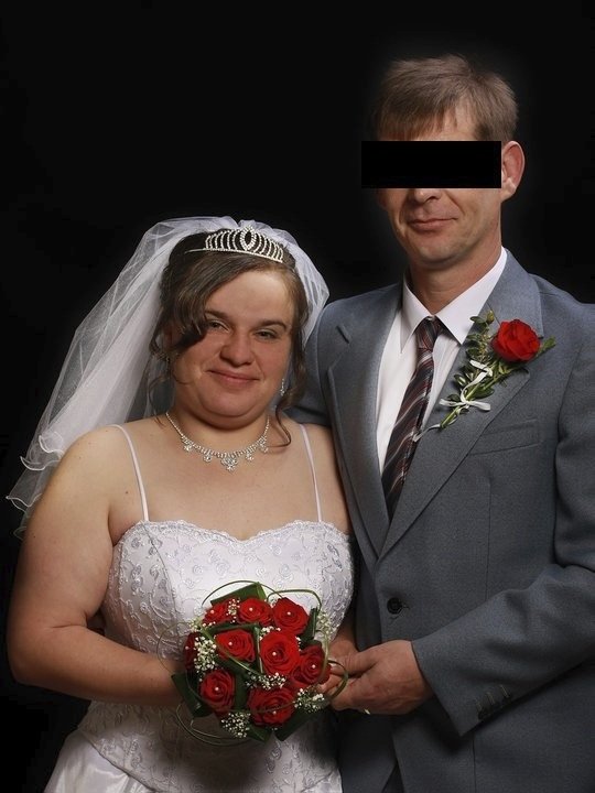 Svatební fotka krkavčí matky Jiřiny S. a jejího manžela