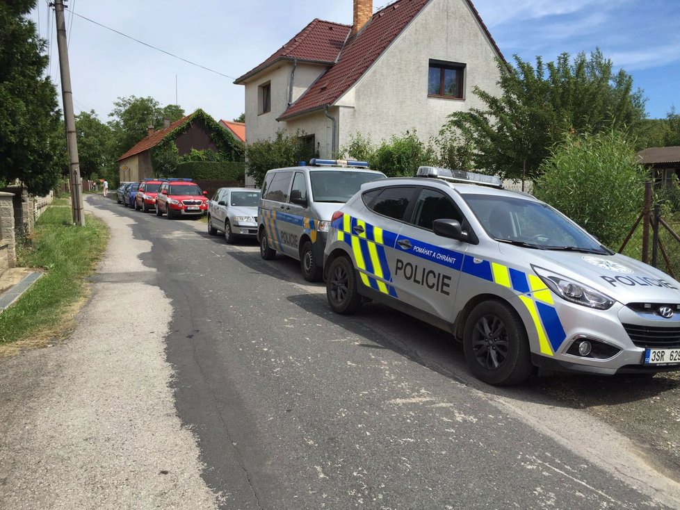 Výbuch plynu poničil rodinný domek v Podbrdech na Berounsku.
