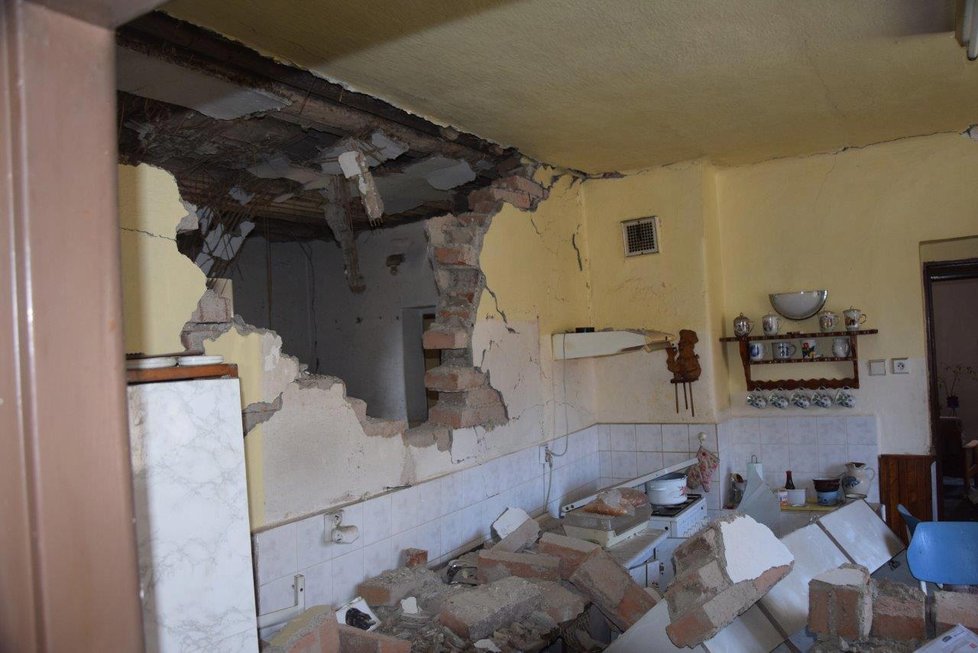 Výbuch tlakové lahve vážně poškodil dům na Berounsku.