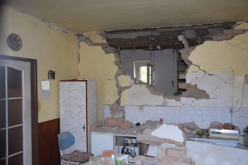 Výbuch tlakové lahve vážně poškodil dům na Berounsku.