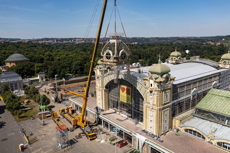 Opravy Průmyslového paláce přinesly několik nej, naposledy třeba unikátní snímání celé věže jeřábem.