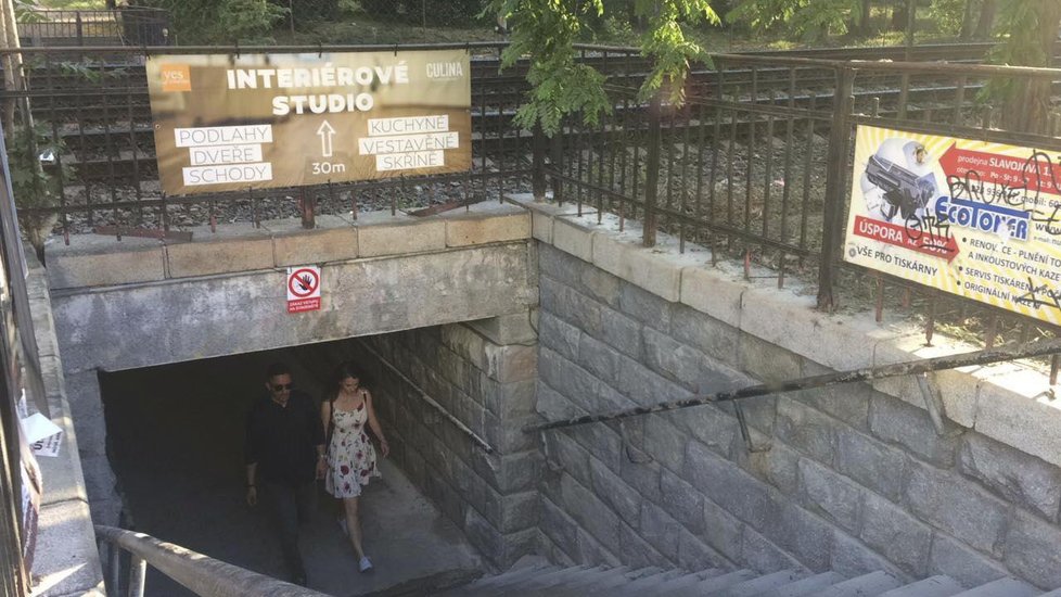 Ještě nemáme hotovo, tvrdí SŽDC. Podchod u Ostrčilova náměstí však Pražané smělé prochází. Jen pár jich je zaskočených.