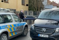 Kriminalisté pracují na případu dvou mrtvých seniorů: Objevili je v domku v Litvínově