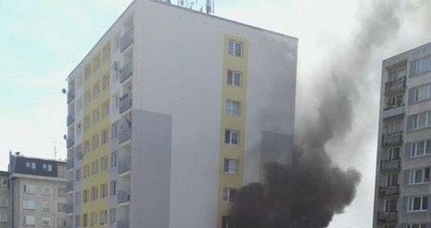 Požár v Poděbradech: Otec nesl domů kanystr s benzínem, tvrdí sousedé